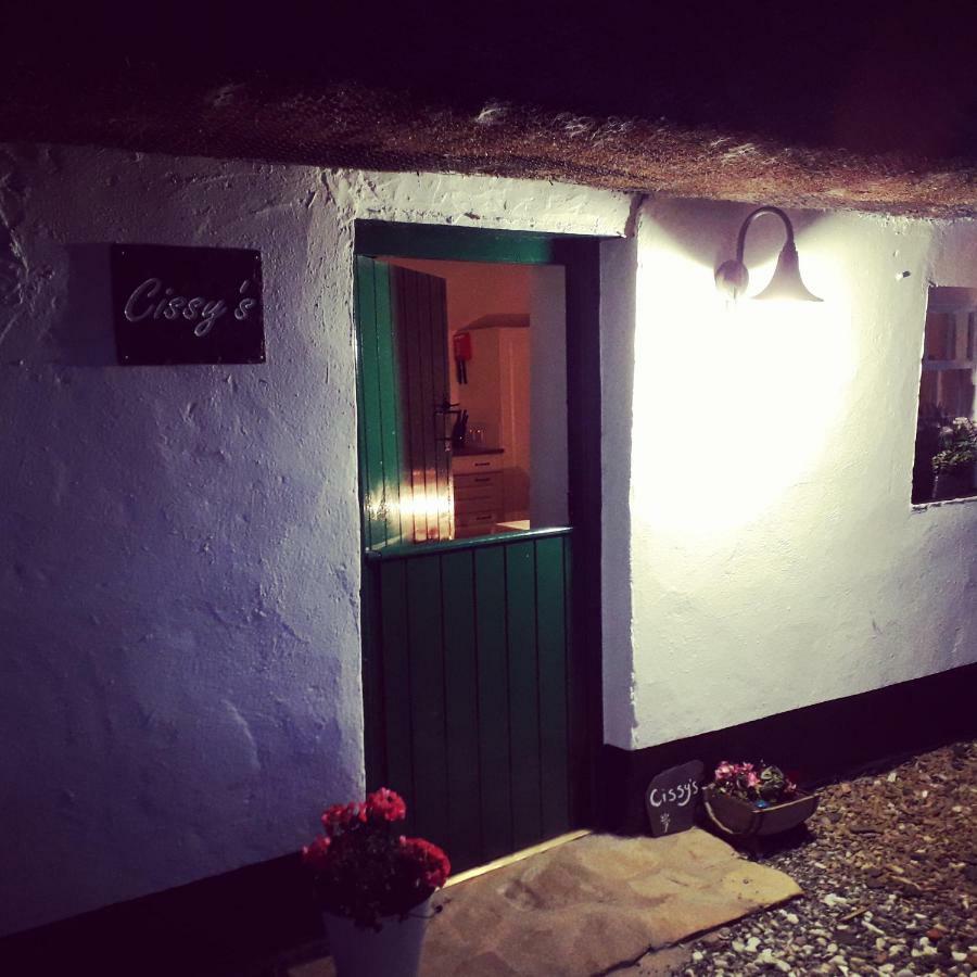 Cissy'S Cottage - Traditional Thatched Cottage, Near To Beach Aghanloo Luaran gambar